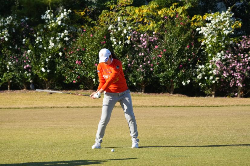 稲見萌寧のフェアウェイウッドスイング（前方）連続写真【2021年JLPGAツアーチャンピオンシップリコーカップ】