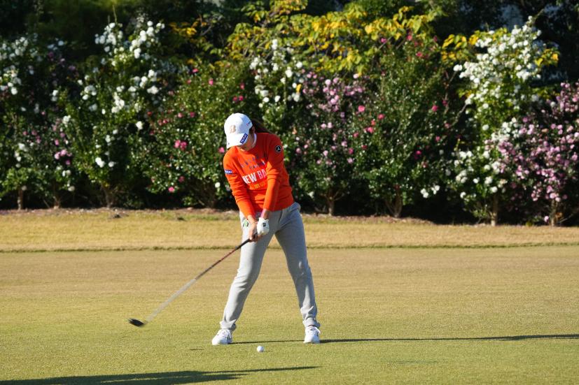 稲見萌寧のフェアウェイウッドスイング（前方）連続写真【2021年JLPGAツアーチャンピオンシップリコーカップ】