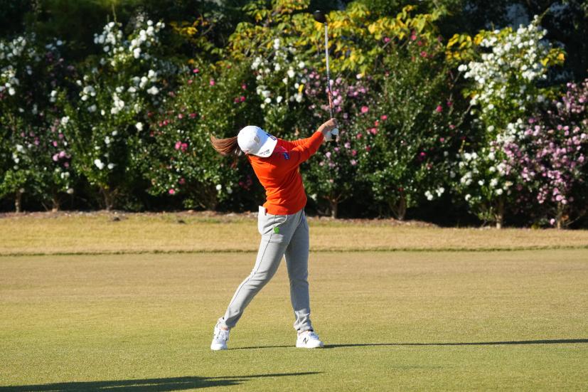 稲見萌寧のフェアウェイウッドスイング（前方）連続写真【2021年JLPGAツアーチャンピオンシップリコーカップ】