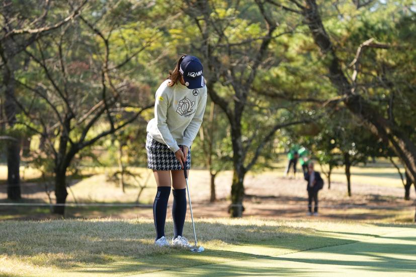 金澤志奈のパッティングストローク（カラーから・前方）連続写真【2021年JLPGAツアーチャンピオンシップリコーカップ】