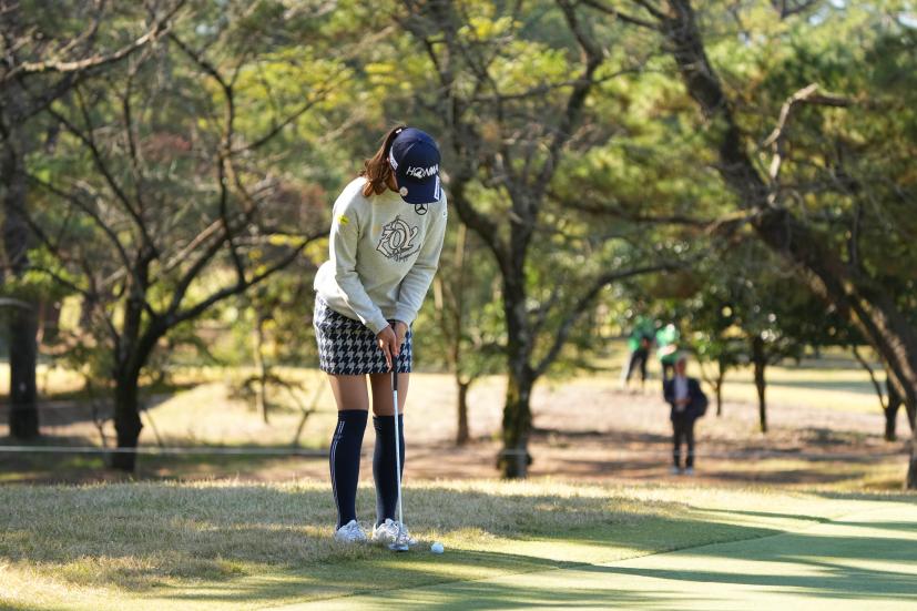 金澤志奈のパッティングストローク（カラーから・前方）連続写真【2021年JLPGAツアーチャンピオンシップリコーカップ】