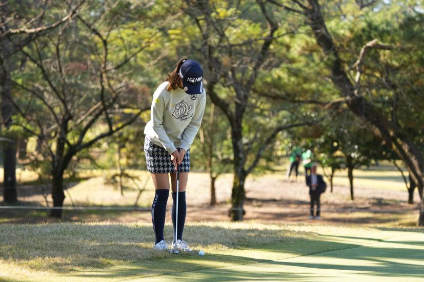 金澤志奈のパッティングストローク（カラーから・前方）連続写真【2021年JLPGAツアーチャンピオンシップリコーカップ】