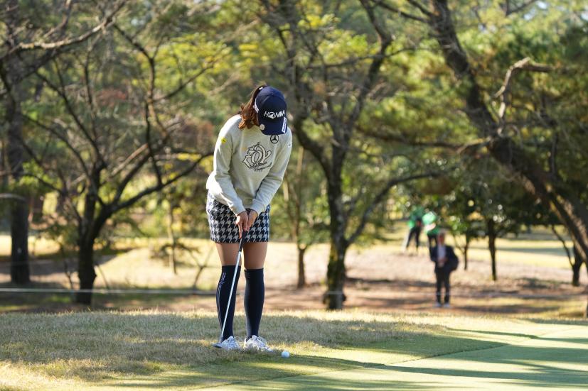 金澤志奈のパッティングストローク（カラーから・前方）連続写真【2021年JLPGAツアーチャンピオンシップリコーカップ】
