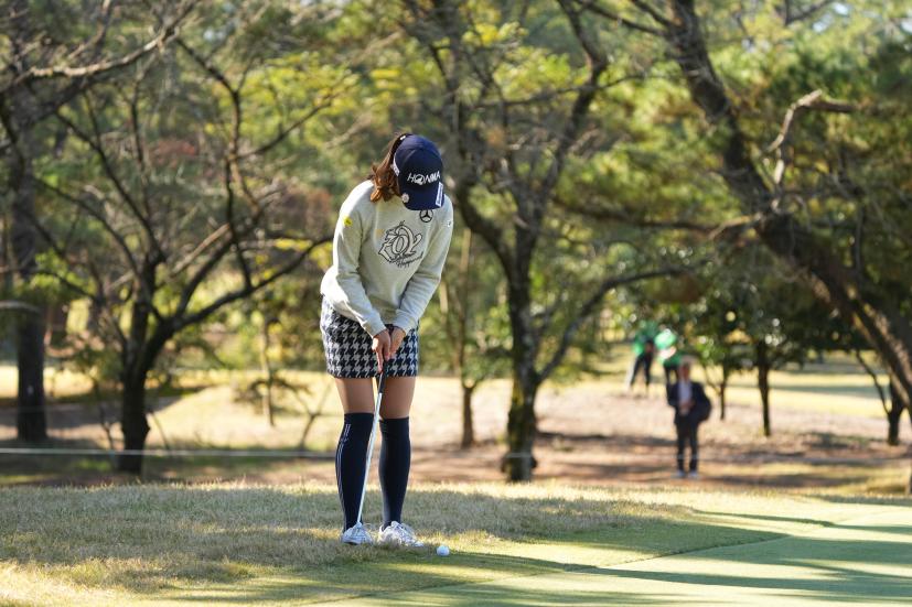 金澤志奈のパッティングストローク（カラーから・前方）連続写真【2021年JLPGAツアーチャンピオンシップリコーカップ】