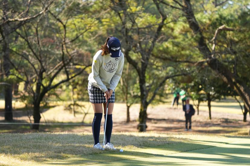 金澤志奈のパッティングストローク（カラーから・前方）連続写真【2021年JLPGAツアーチャンピオンシップリコーカップ】