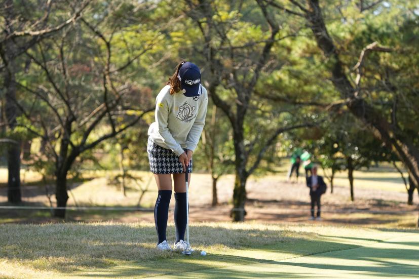 金澤志奈のパッティングストローク（カラーから・前方）連続写真【2021年JLPGAツアーチャンピオンシップリコーカップ】