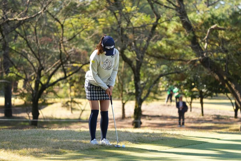金澤志奈のパッティングストローク（カラーから・前方）連続写真【2021年JLPGAツアーチャンピオンシップリコーカップ】