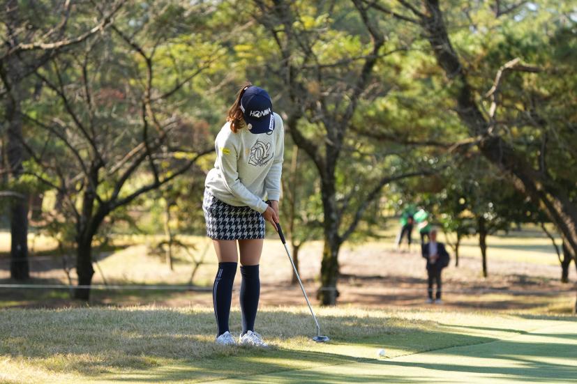 金澤志奈のパッティングストローク（カラーから・前方）連続写真【2021年JLPGAツアーチャンピオンシップリコーカップ】