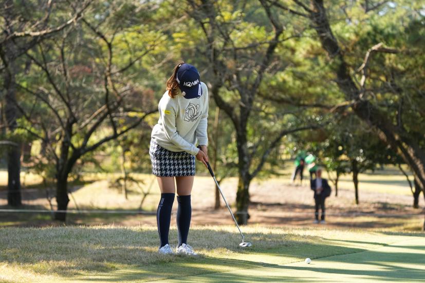 金澤志奈のパッティングストローク（カラーから・前方）連続写真【2021年JLPGAツアーチャンピオンシップリコーカップ】