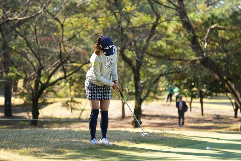 金澤志奈のパッティングストローク（カラーから・前方）連続写真【2021年JLPGAツアーチャンピオンシップリコーカップ】