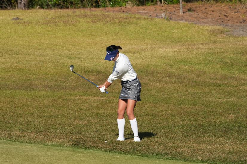 原英莉花のウェッジスイング（ラフ）連続写真【2021年JLPGAツアーチャンピオンシップリコーカップ】