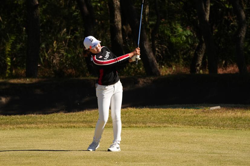 高橋彩華のアイアンスイング（前方）連続写真【2021年JLPGAツアーチャンピオンシップリコーカップ】