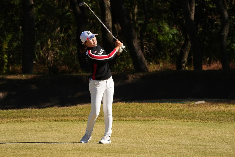 高橋彩華のアイアンスイング（前方）連続写真【2021年JLPGAツアーチャンピオンシップリコーカップ】