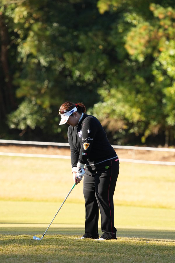 酒井美紀のアイアンスイング（ラフ・前方）連続写真【2021年JLPGAツアーチャンピオンシップリコーカップ】