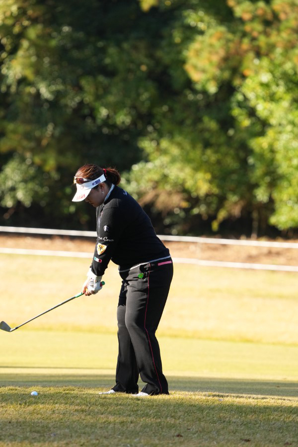 酒井美紀のアイアンスイング（ラフ・前方）連続写真【2021年JLPGAツアーチャンピオンシップリコーカップ】