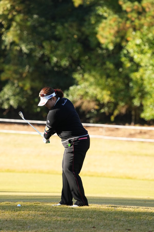 酒井美紀のアイアンスイング（ラフ・前方）連続写真【2021年JLPGAツアーチャンピオンシップリコーカップ】