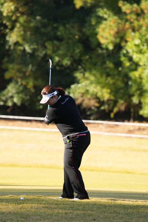 酒井美紀のアイアンスイング（ラフ・前方）連続写真【2021年JLPGAツアーチャンピオンシップリコーカップ】