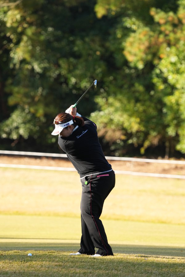 酒井美紀のアイアンスイング（ラフ・前方）連続写真【2021年JLPGAツアーチャンピオンシップリコーカップ】