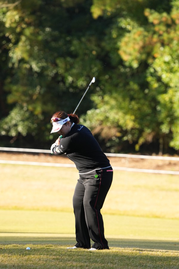 酒井美紀のアイアンスイング（ラフ・前方）連続写真【2021年JLPGAツアーチャンピオンシップリコーカップ】