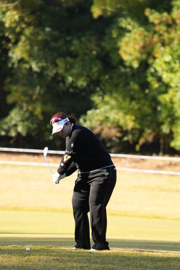 酒井美紀のアイアンスイング（ラフ・前方）連続写真【2021年JLPGAツアーチャンピオンシップリコーカップ】