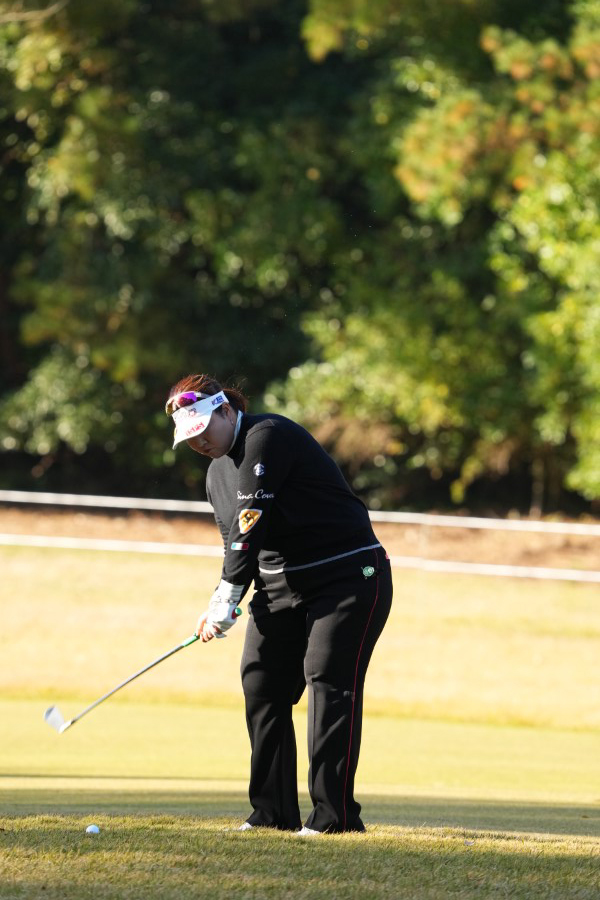 酒井美紀のアイアンスイング（ラフ・前方）連続写真【2021年JLPGAツアーチャンピオンシップリコーカップ】