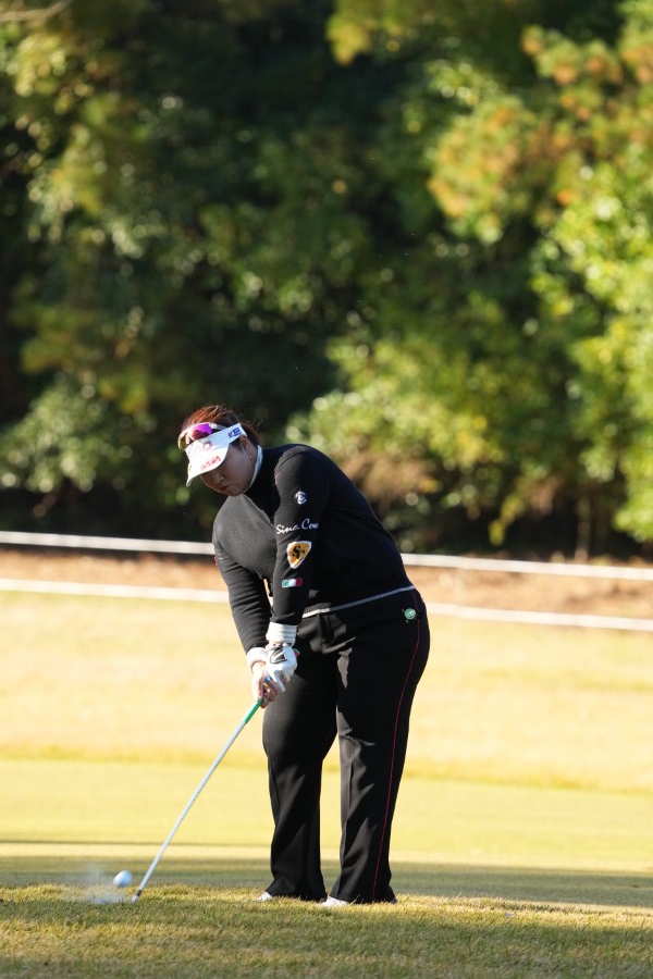 酒井美紀のアイアンスイング（ラフ・前方）連続写真【2021年JLPGAツアーチャンピオンシップリコーカップ】