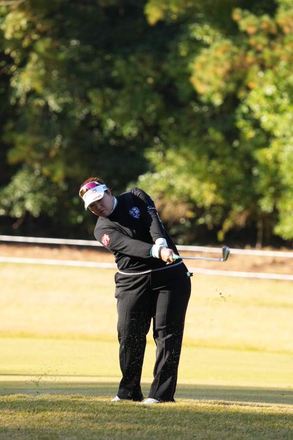 酒井美紀のアイアンスイング（ラフ・前方）連続写真【2021年JLPGAツアーチャンピオンシップリコーカップ】