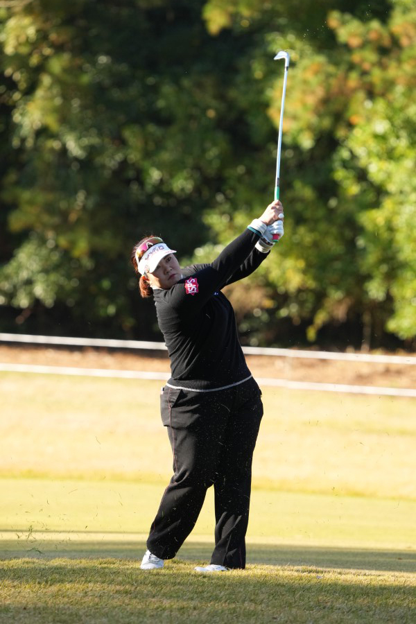 酒井美紀のアイアンスイング（ラフ・前方）連続写真【2021年JLPGAツアーチャンピオンシップリコーカップ】