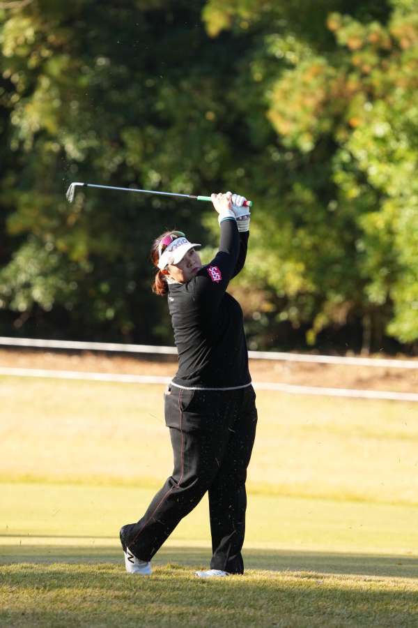 酒井美紀のアイアンスイング（ラフ・前方）連続写真【2021年JLPGAツアーチャンピオンシップリコーカップ】