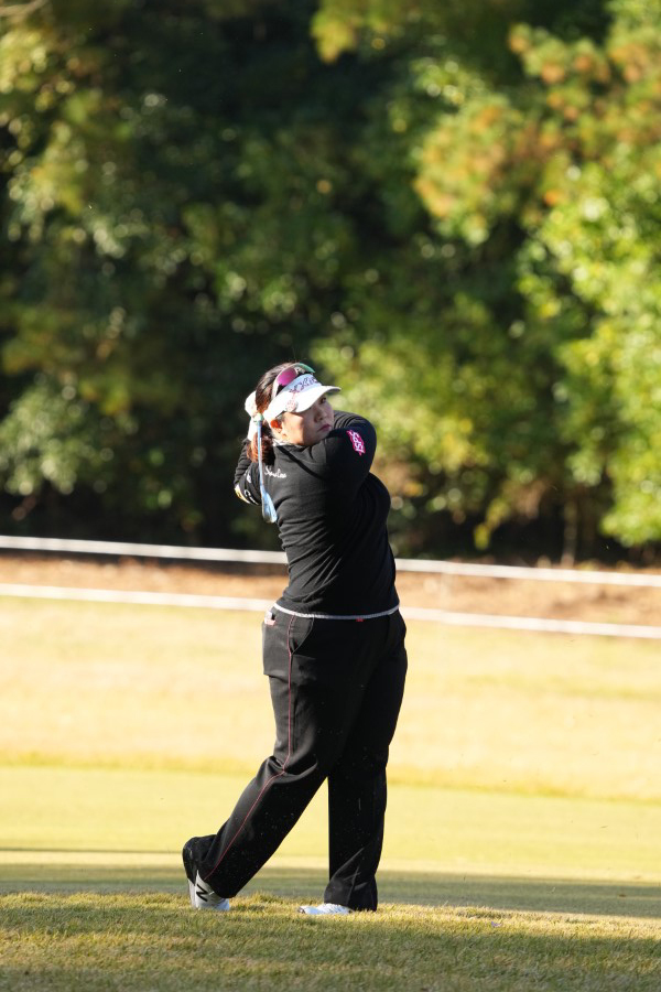 酒井美紀のアイアンスイング（ラフ・前方）連続写真【2021年JLPGAツアーチャンピオンシップリコーカップ】