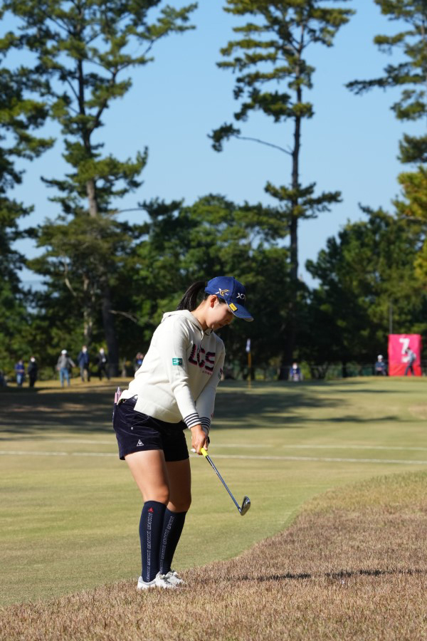 小祝さくらのアイアンスイング（ラフ）連続写真【2021年JLPGAツアーチャンピオンシップリコーカップ】