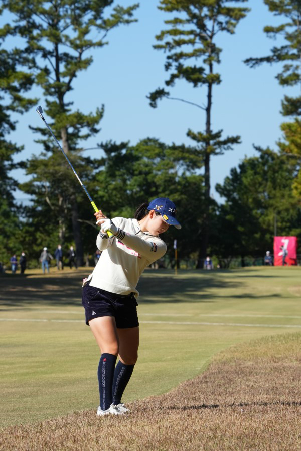 小祝さくらのアイアンスイング（ラフ）連続写真【2021年JLPGAツアーチャンピオンシップリコーカップ】