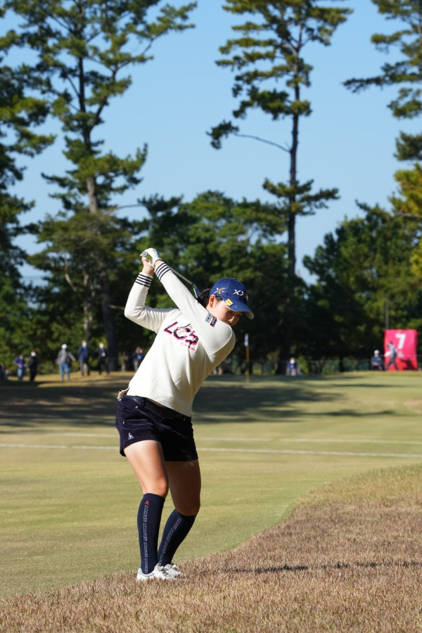 小祝さくらのアイアンスイング（ラフ）連続写真【2021年JLPGAツアーチャンピオンシップリコーカップ】