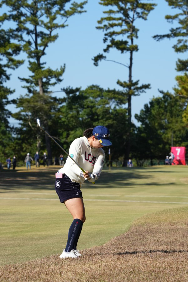 小祝さくらのアイアンスイング（ラフ）連続写真【2021年JLPGAツアーチャンピオンシップリコーカップ】