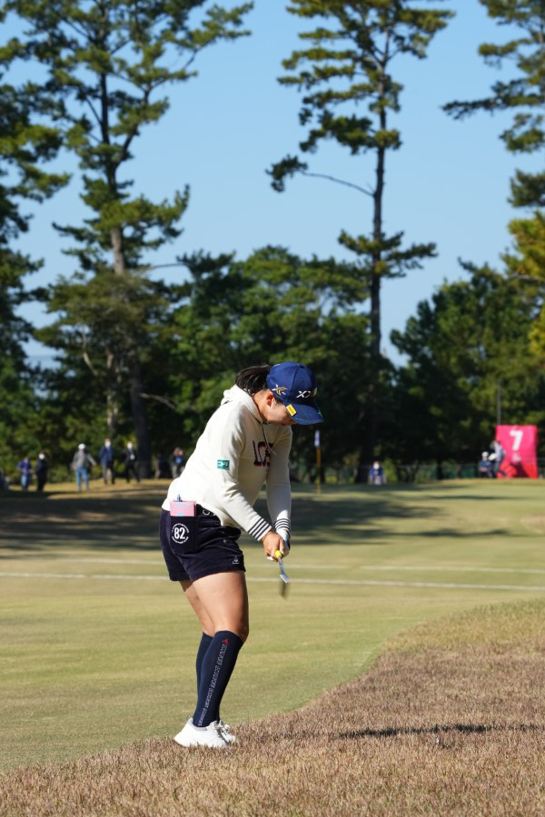 小祝さくらのアイアンスイング（ラフ）連続写真【2021年JLPGAツアーチャンピオンシップリコーカップ】