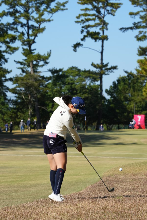 小祝さくらのアイアンスイング（ラフ）連続写真【2021年JLPGAツアーチャンピオンシップリコーカップ】