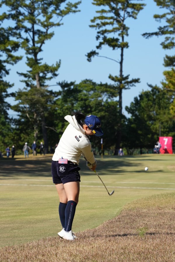 小祝さくらのアイアンスイング（ラフ）連続写真【2021年JLPGAツアーチャンピオンシップリコーカップ】