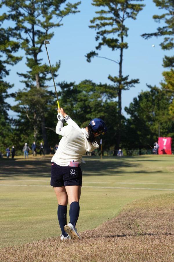 小祝さくらのアイアンスイング（ラフ）連続写真【2021年JLPGAツアーチャンピオンシップリコーカップ】