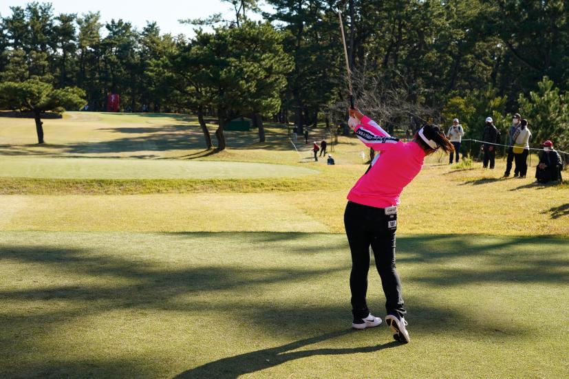 サイ・ペイインのユーティリティスイング（ティーショット）連続写真【2021年JLPGAツアーチャンピオンシップリコーカップ】