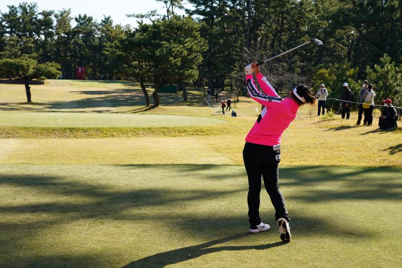 サイ・ペイインのユーティリティスイング（ティーショット）連続写真【2021年JLPGAツアーチャンピオンシップリコーカップ】