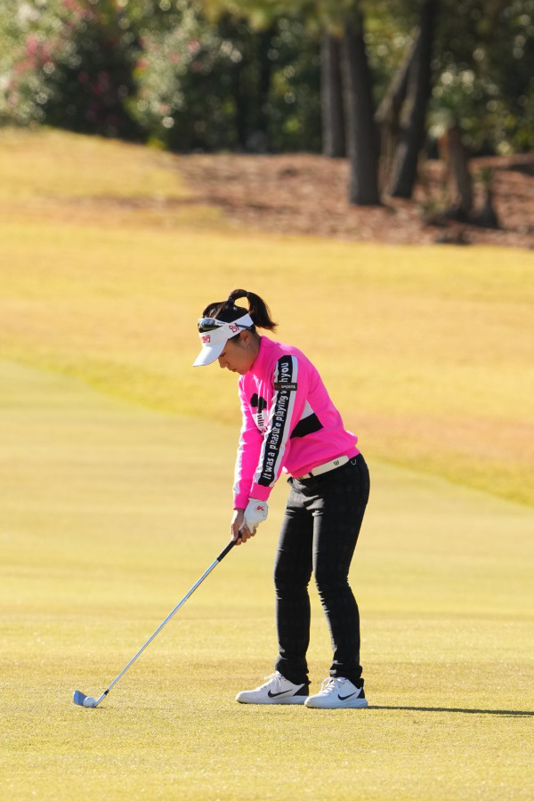 サイ・ペイインのアイアンスイング（斜め前方）連続写真【2021年JLPGAツアーチャンピオンシップリコーカップ】