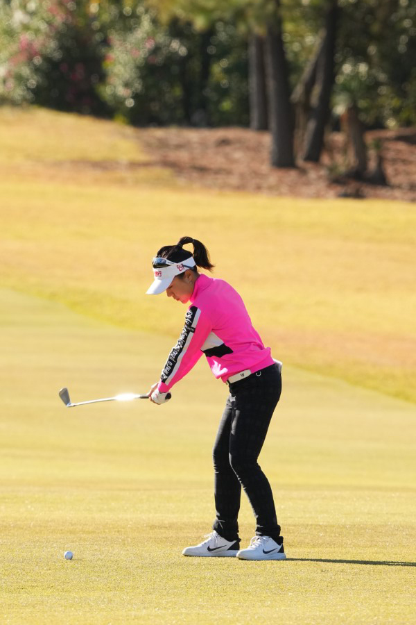 サイ・ペイインのアイアンスイング（斜め前方）連続写真【2021年JLPGAツアーチャンピオンシップリコーカップ】