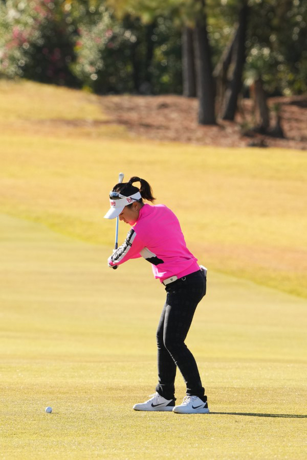 サイ・ペイインのアイアンスイング（斜め前方）連続写真【2021年JLPGAツアーチャンピオンシップリコーカップ】