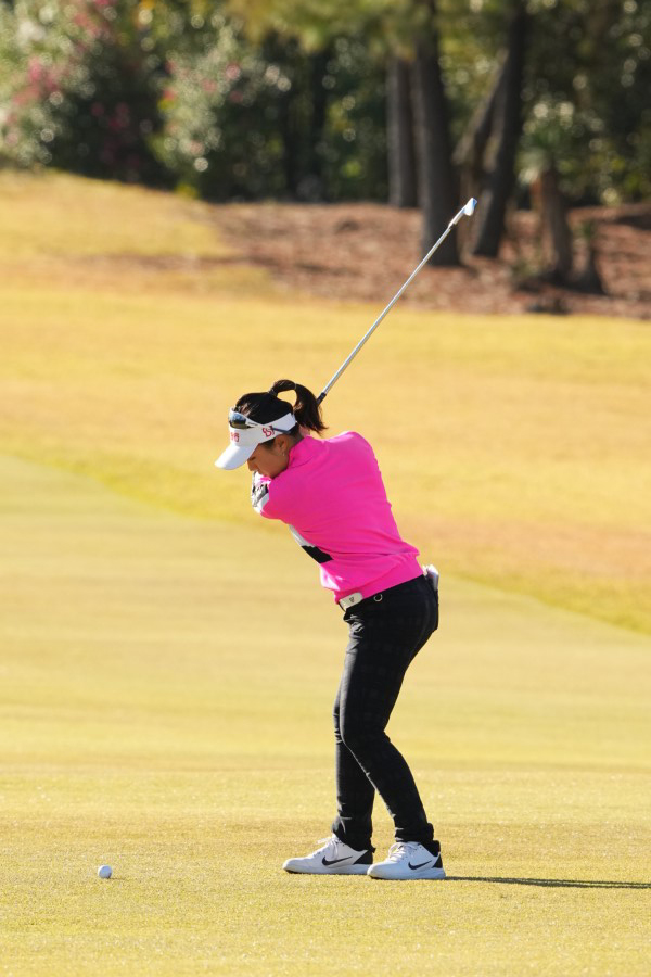 サイ・ペイインのアイアンスイング（斜め前方）連続写真【2021年JLPGAツアーチャンピオンシップリコーカップ】