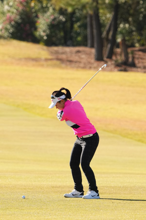 サイ・ペイインのアイアンスイング（斜め前方）連続写真【2021年JLPGAツアーチャンピオンシップリコーカップ】