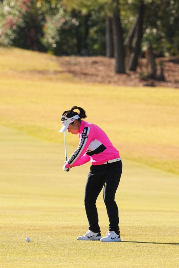 サイ・ペイインのアイアンスイング（斜め前方）連続写真【2021年JLPGAツアーチャンピオンシップリコーカップ】