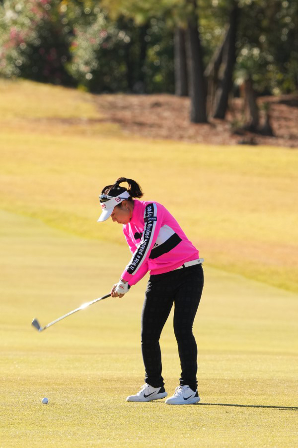 サイ・ペイインのアイアンスイング（斜め前方）連続写真【2021年JLPGAツアーチャンピオンシップリコーカップ】