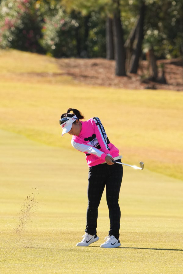 サイ・ペイインのアイアンスイング（斜め前方）連続写真【2021年JLPGAツアーチャンピオンシップリコーカップ】