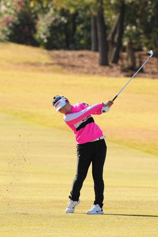 サイ・ペイインのアイアンスイング（斜め前方）連続写真【2021年JLPGAツアーチャンピオンシップリコーカップ】