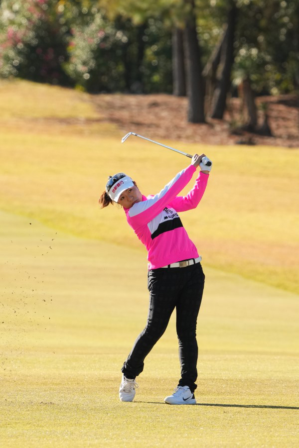 サイ・ペイインのアイアンスイング（斜め前方）連続写真【2021年JLPGAツアーチャンピオンシップリコーカップ】